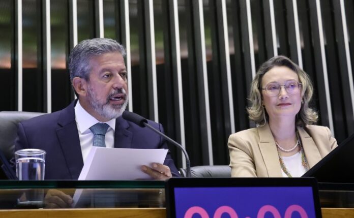 Duas pessoas sentadas à mesa