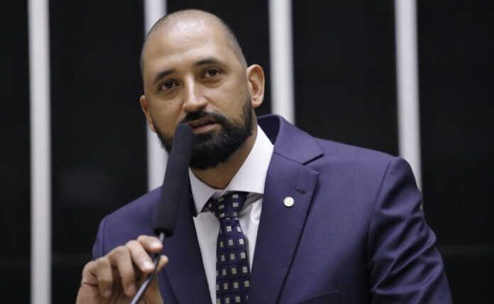 Deputado Mauricio do Vôlei fala ao microfone