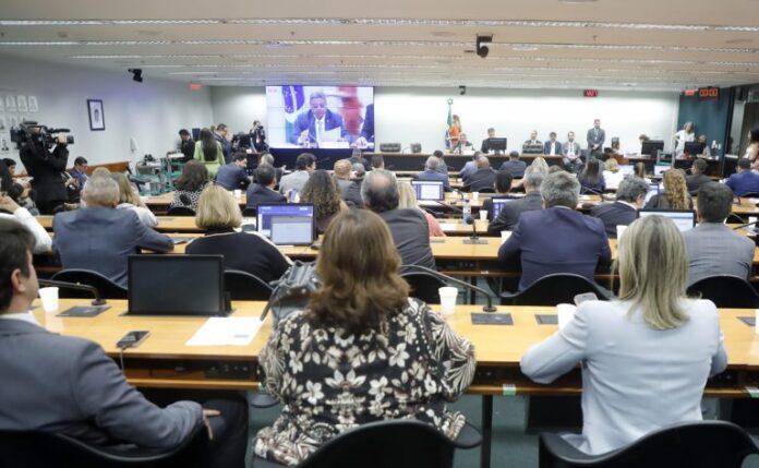 Deputados reunidos no plenário