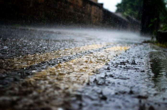 chuva forte sobre a rua