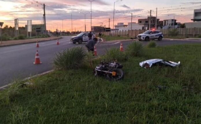 Homem morre ao perder controle de moto e bater contra meio-fio