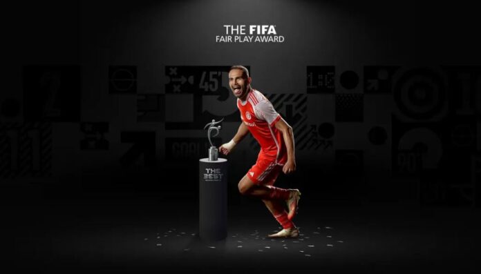 Jogador recebe prêmio FIFA the best fair play por ajuda ao RS