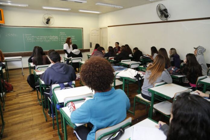 Educação - Sala de aula - professor - ensino médio - magistério