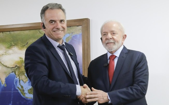 O presidente Lula cumprimenta Yamandú Orsi, presidente eleito do Uruguai, ao recebê-lo para uma reunião em Brasília, em 29 de novembro de 2024