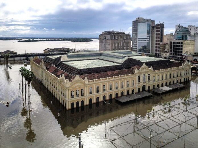 Centro histórico de Porto Alegre: Mercado Público e outros prédios alagados