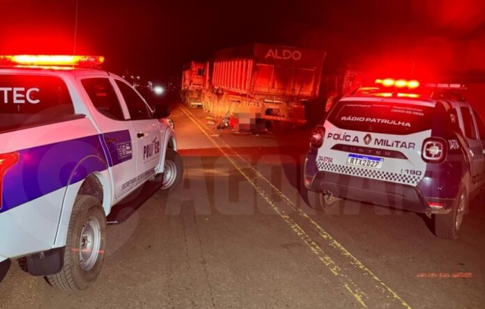 Motociclista de 19 anos morre após bater em caminhão estacionado