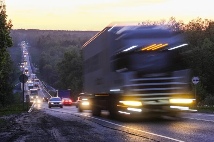 Transporte - geral - caminhões - rodovia - caminhoneiro - caminhão - estrada