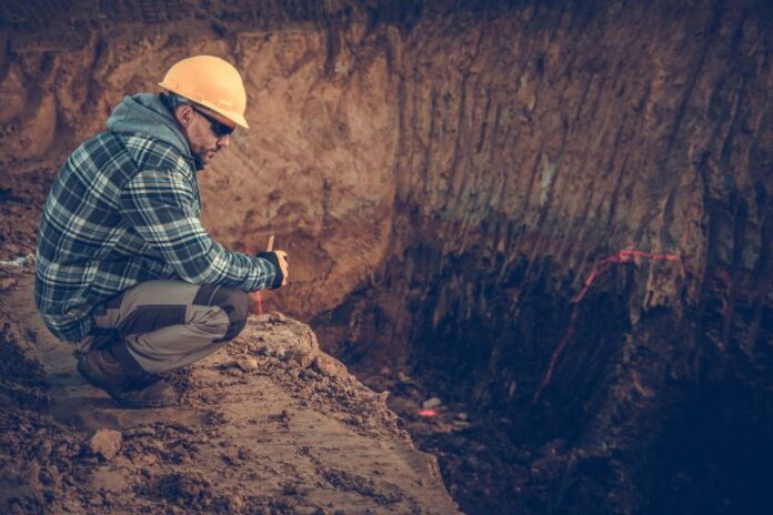 Geólogo dentro de caverna