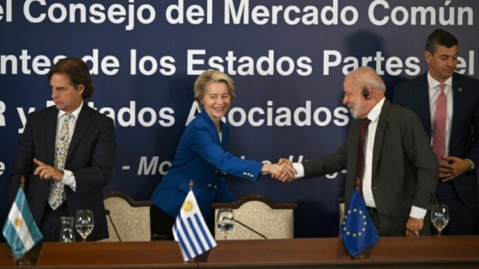 A presidente da Comissão Europeia, Ursula von der Leyen (C), cumprimenta o presidente Luiz Inácio Lula da Silva em Montevidéu, Uruguai, 6 de dezembro de 2024