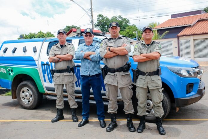 Prefeito Édio Navarini recebe novo comandante e nova viatura da PM para Bom Jardim-GO