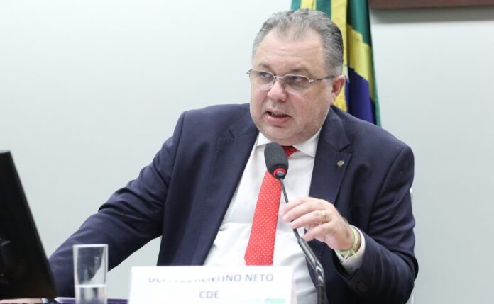 Deputado Florentino Neto (PT-PI) fala em comissão da Câmara dos Deputados