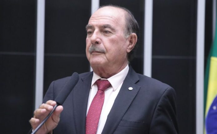 Deputado Dr. Zacharias Calil fala ao microfone