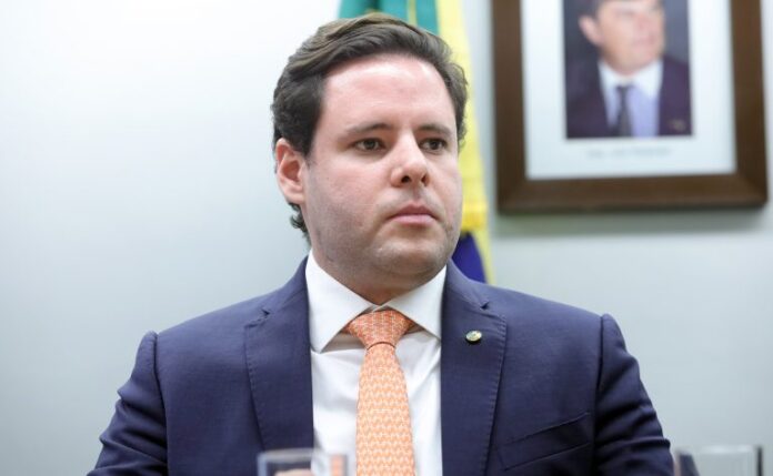 Deputado Rodrigo Valadares (União-SE) em comissão da Câmara dos Deputados