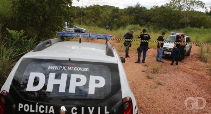 Dois corpos são encontrados enterrados em matagal