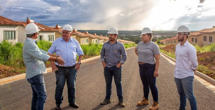 Dr. Adilson vistoria obras do Residencial Carvalho em Barra do Garças