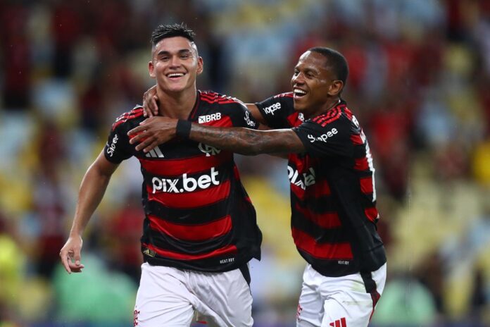 Flamengo vence Sampaio Corrêa com reservas e entra no G-4 do Carioca