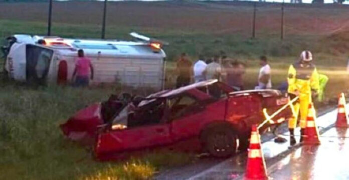 Idoso morre e 4 ficam feridos após carro bater em ambulância no interior do Estado