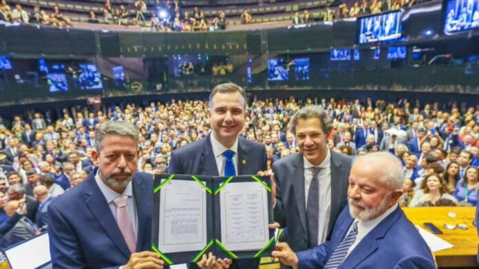 Presidente Lula ao lado do ministro Fernando Haddad, presidente do Senado, Rodrigo Pacheco, e presidente da Câmara, Arthur Lira