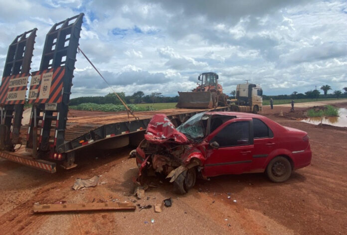 Motorista morre após bater Siena em caminhão reboque em MT