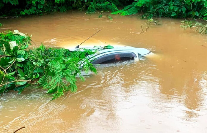 Mulher morre e homem fica e ferido após carro cair dentro de rio em MT