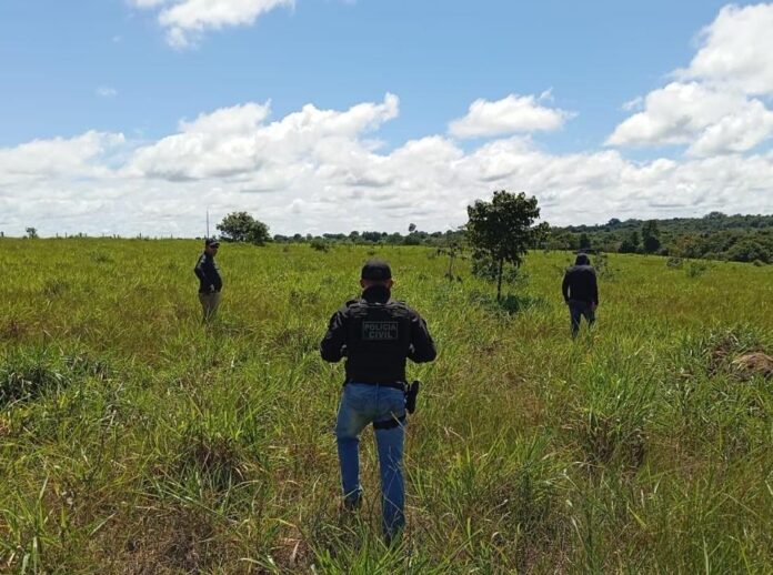 Polícia Civil realiza buscas em área de fazendas para localizar suspeito de matar casal na região do Araguaia