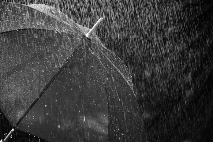 gurada-chuva aberto em temporal