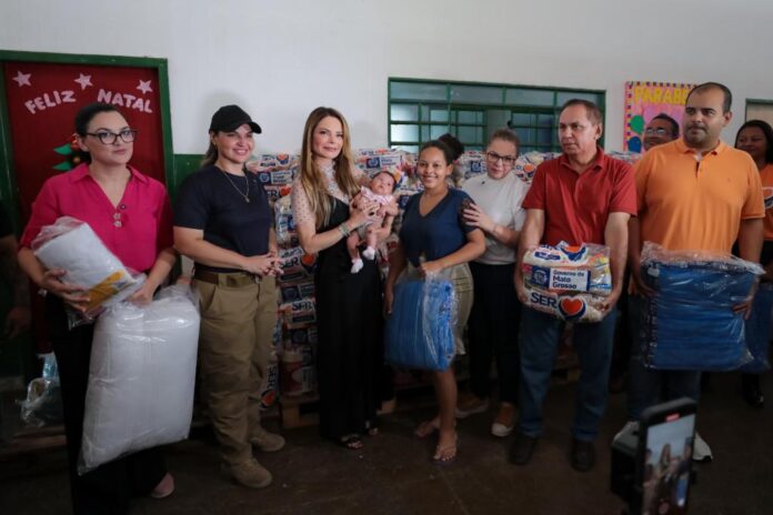 Primeira-dama de MT faz entrega de 750 donativos às famílias de Cuiabá afetadas por alagamento