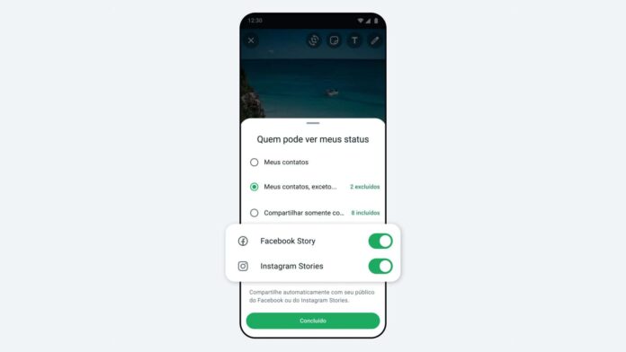 Montagem com captura de tela de configuração na Central de Contas da Meta para postar Stories no Instagram e Status no WhatsApp ao mesmo tempo