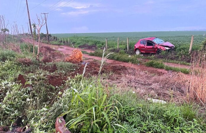 Bombeiros socorrem vítimas de capotamento na BR-163 em Sorriso