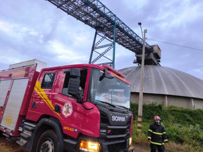 Corpo de Bombeiros combate incêndio em terminal intermodal em Rondonópolis