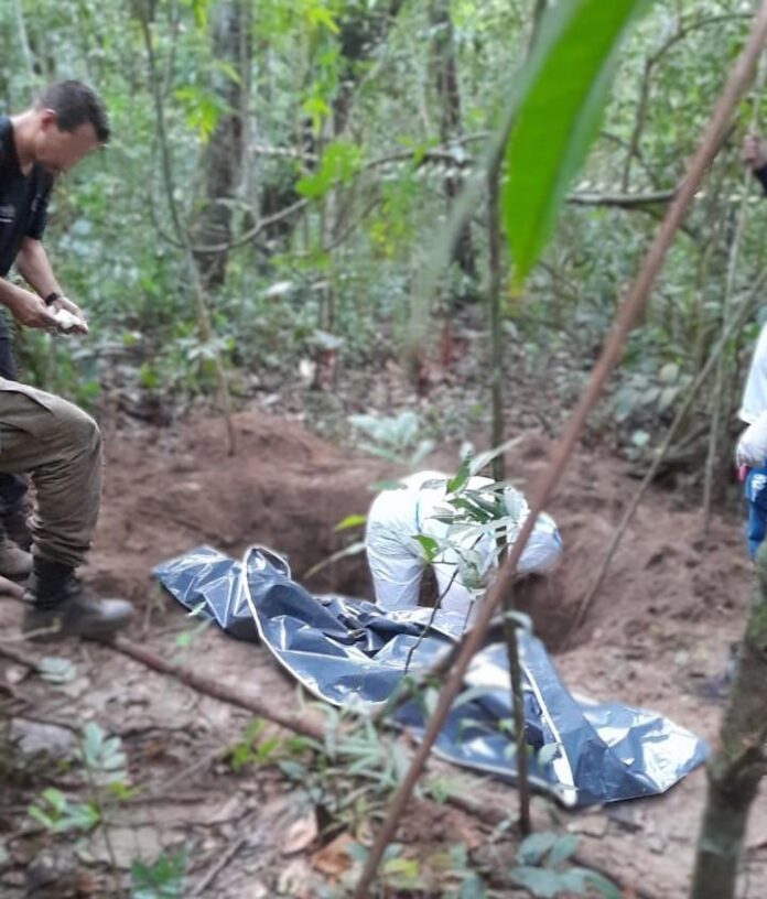 Polícia Civil e Corpo de Bombeiros localizam mais uma ossada em cemitério clandestino