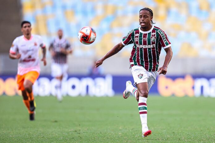 Fluminense vence com gol-relâmpago e mantém esperança no G4 do Carioca