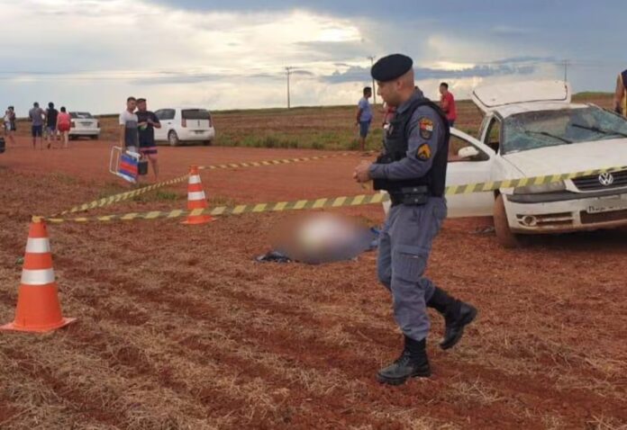 Mulher morre após pneu estourar e carro capotar em MT