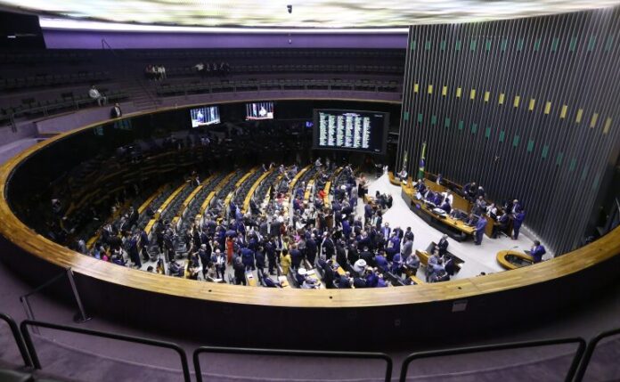 Discussão e votação de propostas legislativas.