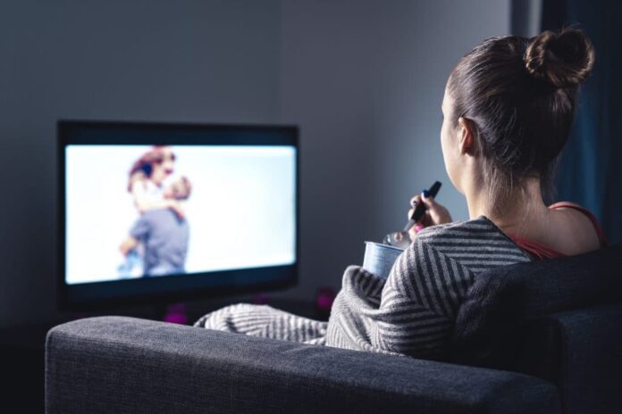 mulher assistindo televisão