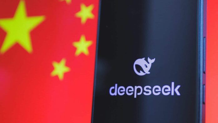 Logo do DeepSeek em um smartphone; ao fundo, parte da bandeira da China desfocada