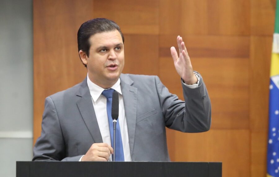 Deputado Thiago cobra contratação de professores auxiliares para alunos autistas e neurodivergentes