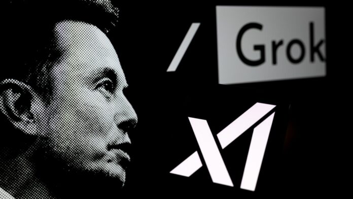 Elon Musk ao lado dos logos do Grok e da xAI