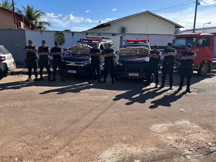 Homem é preso transportando 125 kg de cocaína escondidos em caminhão