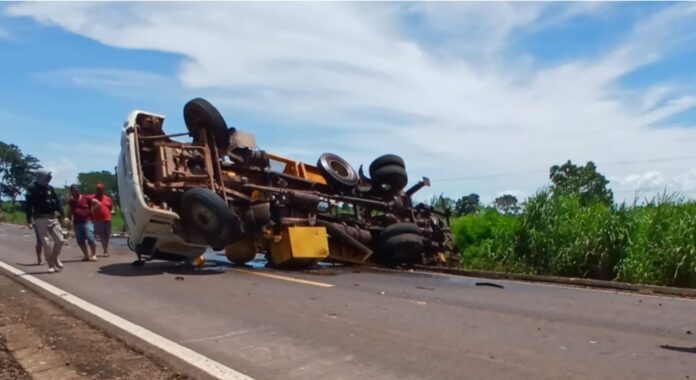 Homem morre após perder controle da direção e tombar carreta na BR-158