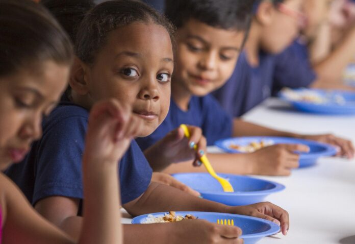 Alunos do ensino fundamental da EE Dumont Villares na entrada e saída para as aulas e no horário da merenda,sempre acompanhados por Agentes de Organização.