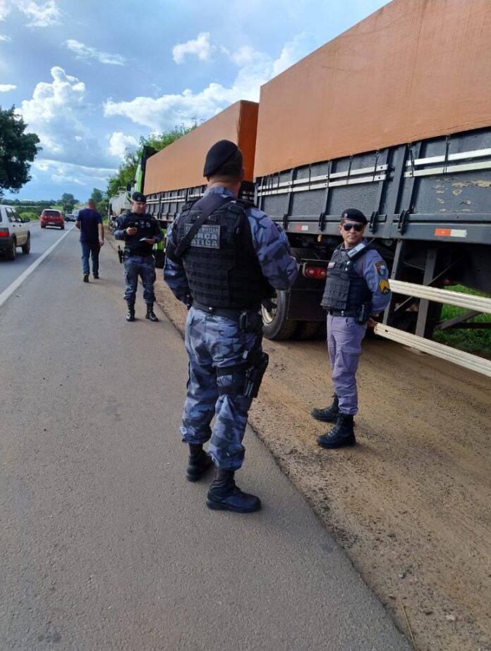 PM e PRF apreendem carga irregular de pneus avaliada em mais de R$ 500 mil na região do Araguaia