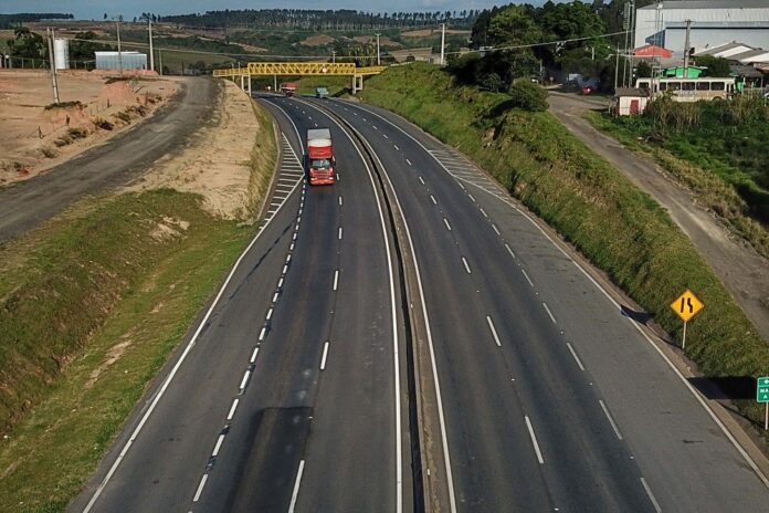 estrada: rodovias no Paraná