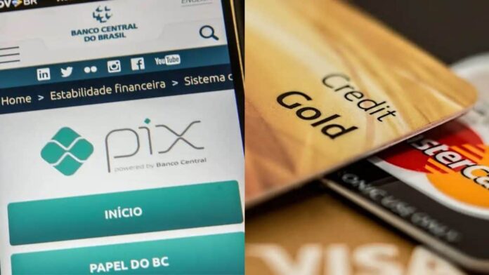 Montagem com fotos de página sobre Pix no site do Banco Central aberta num celular e de cartões de crédito colocados um em cima do outro