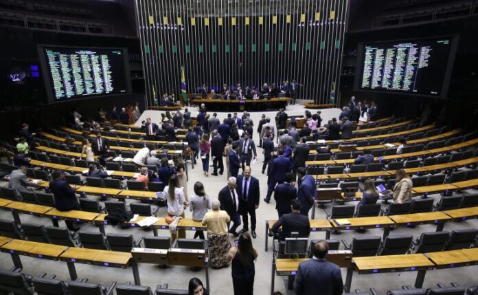 Discussão e votação de propostas legislativas.