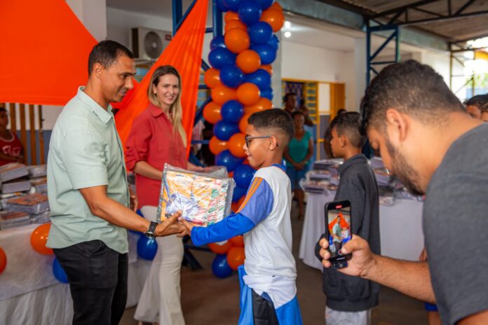 Prefeito Ricardo Galvão faz a entrega de kits escolares aos alunos da rede municipal em Aragarças