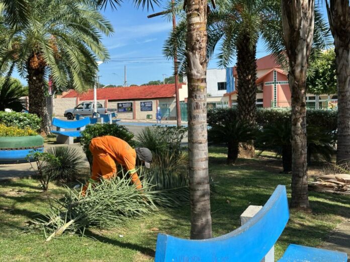 Prefeitura de Barra do Garças realiza serviços de limpeza e roçagem no Porto do Baé, Praça da Matriz e Avenida Perimetral