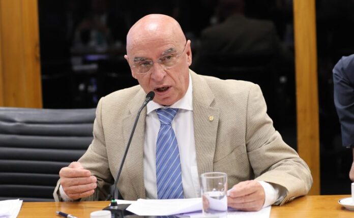 Deputado Mário Heringer fala ao microfone