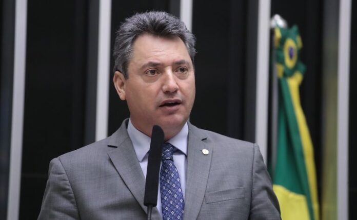 Deputado Sergio Souza fala ao microfone