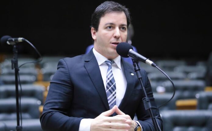 Deputado Célio Studart fala ao microfone